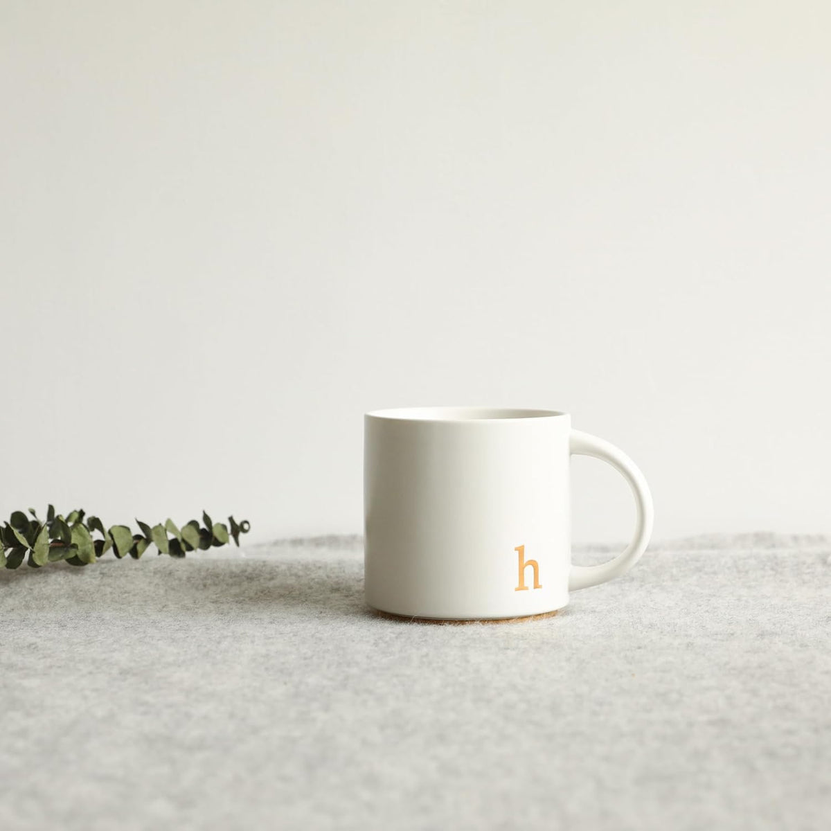 COLLECTIVE HOME - Monogram Ceramic Mugs, 15 oz Golden Initial Coffee Cups, Elegant Alphabet Tea Mugs, Elegant Personalized Mug with Gift Box, Luxurious Cups for Office and Home (h)